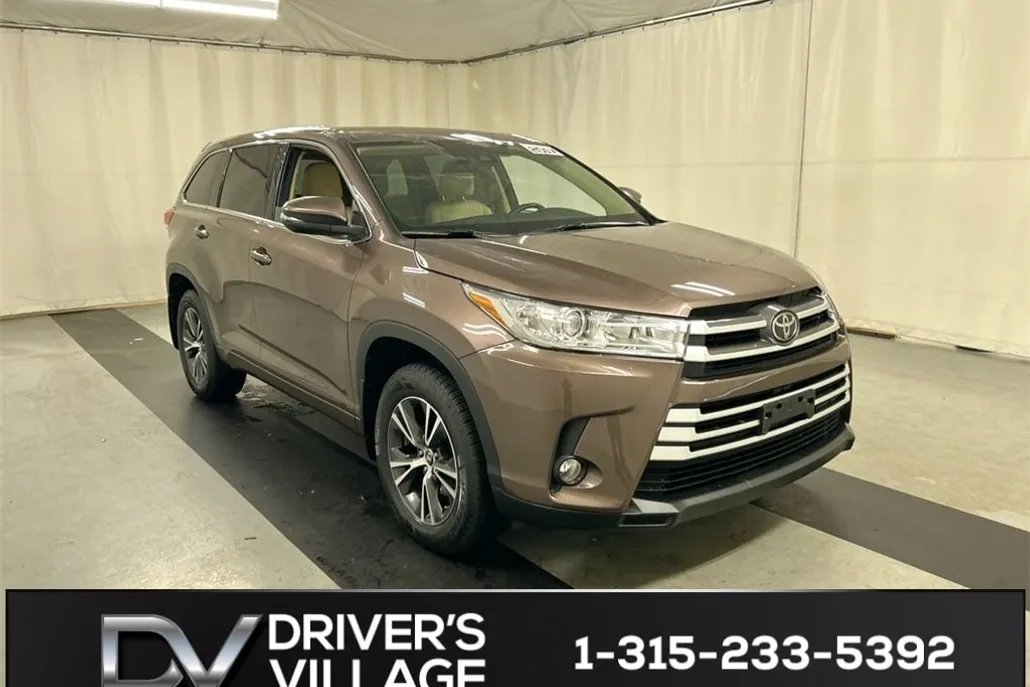 2017 Toyota Highlander LE photo 1