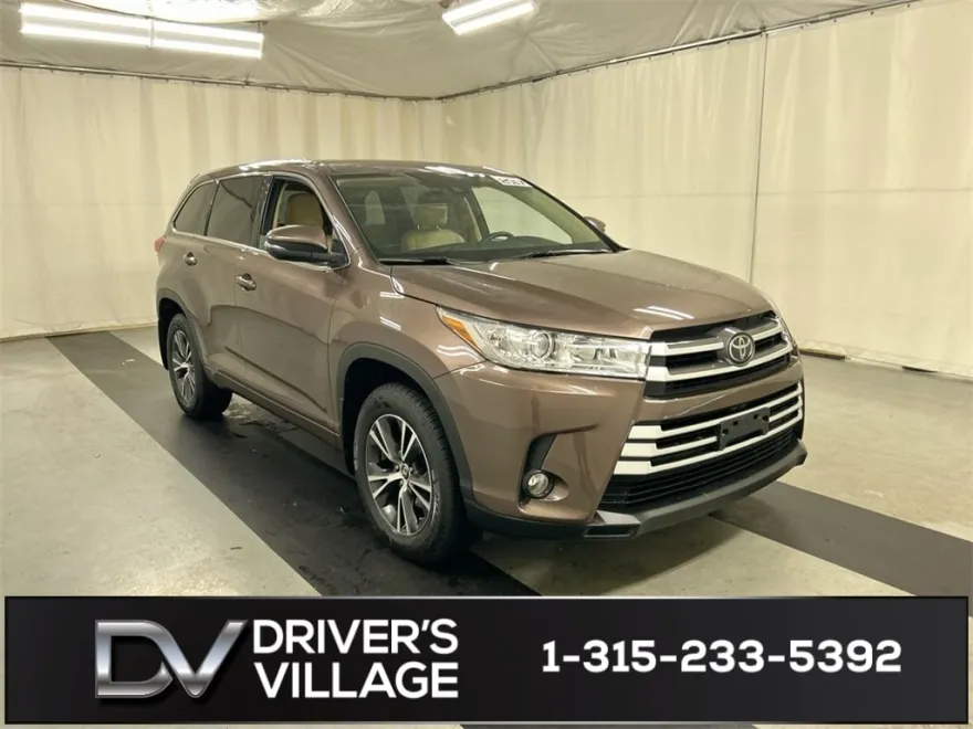 2017 Toyota Highlander LE photo 1