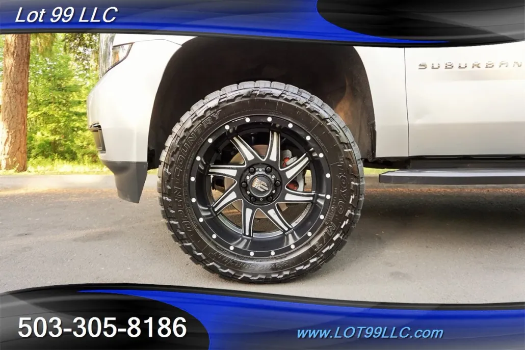 2018 Chevrolet Suburban LT photo 1