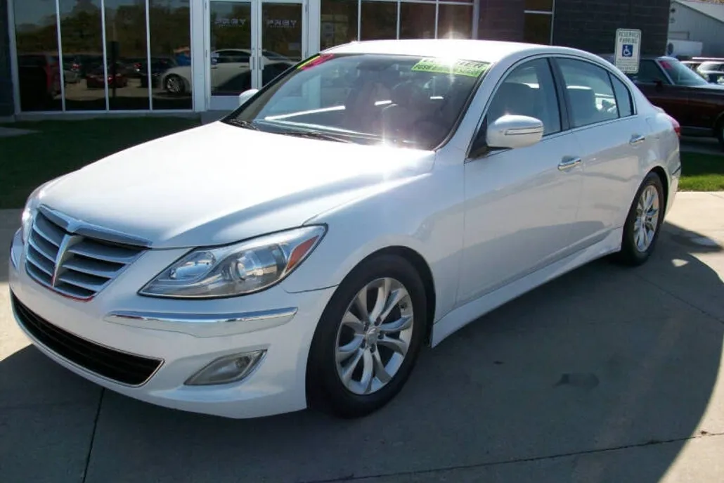 2012 Hyundai Genesis 3.8 photo 1