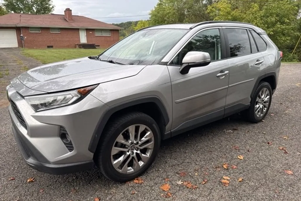 2021 Toyota RAV4 XLE Premium photo 1