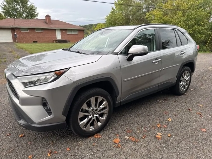 2021 Toyota RAV4 XLE Premium photo 1
