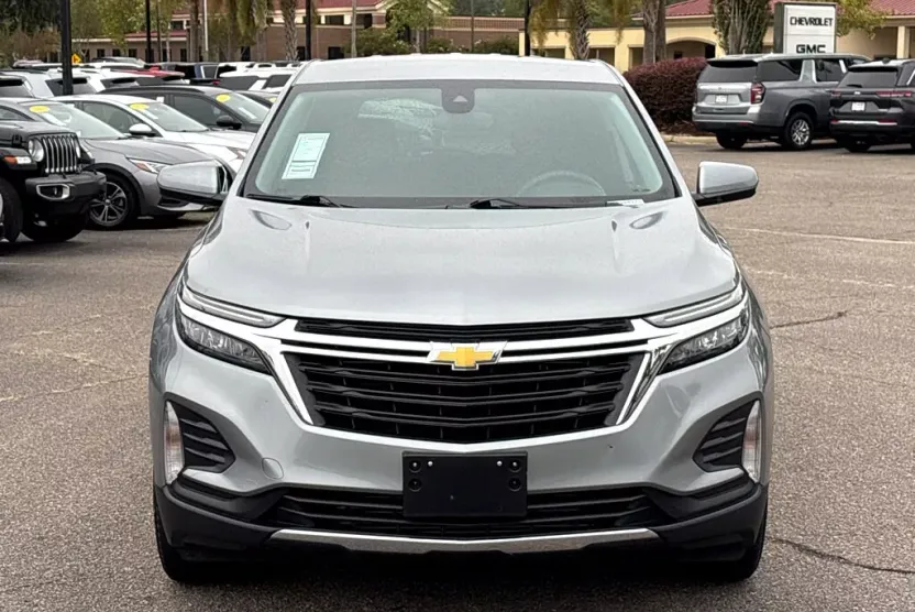 2023 Chevrolet Equinox LT photo 1