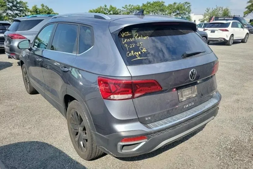 2022 Volkswagen Taos SE photo 1