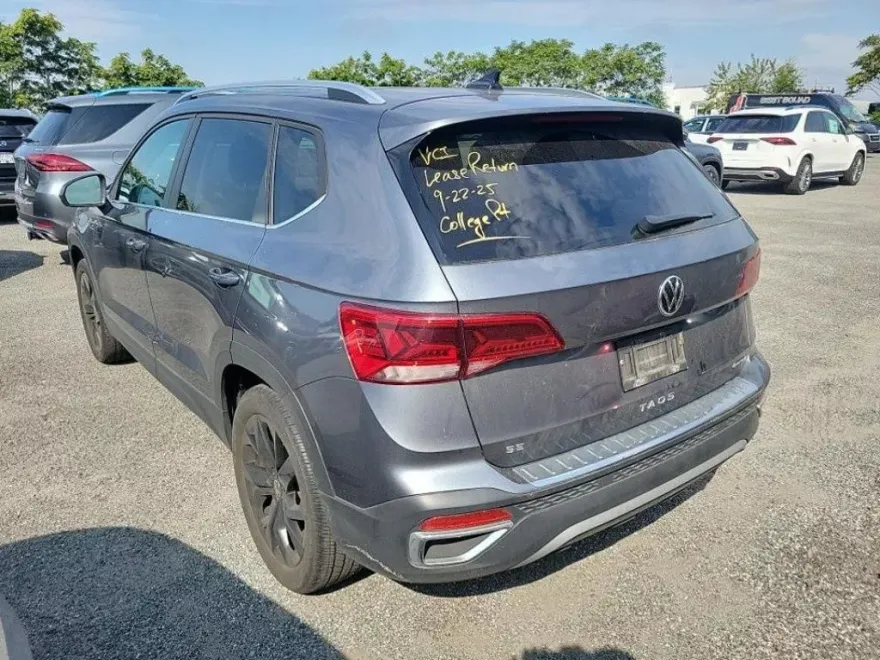 2022 Volkswagen Taos SE photo 1