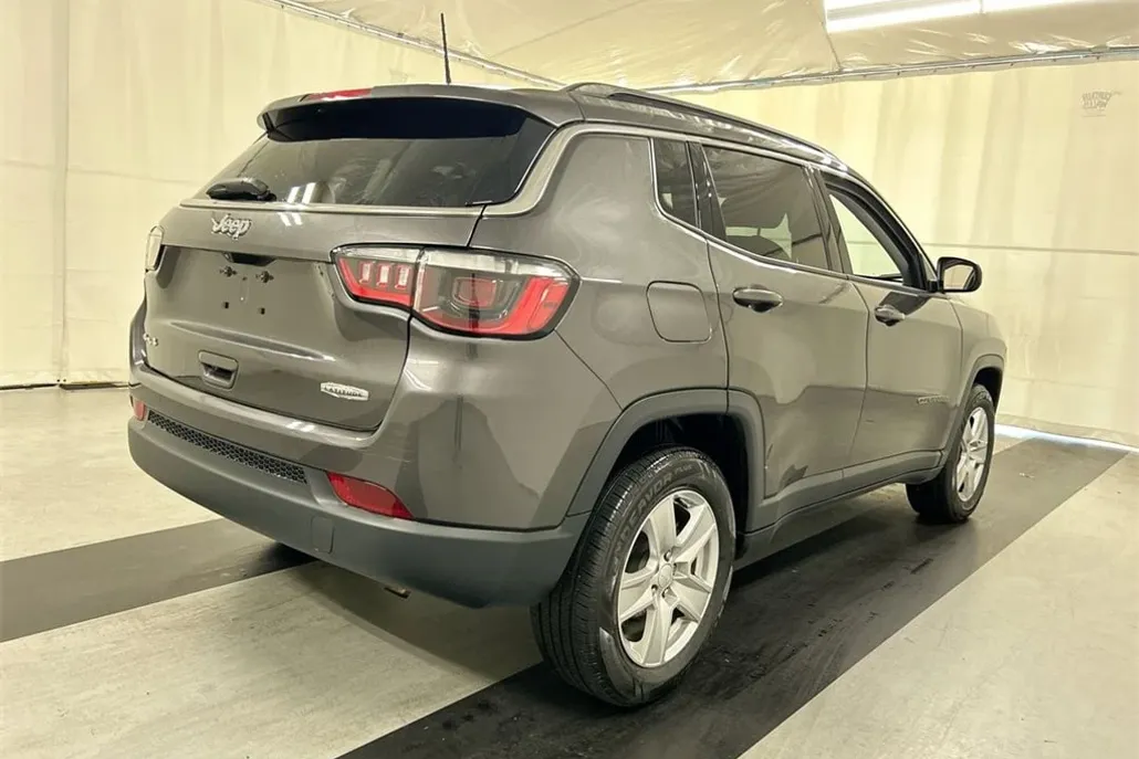 2022 Jeep Compass Latitude photo 1