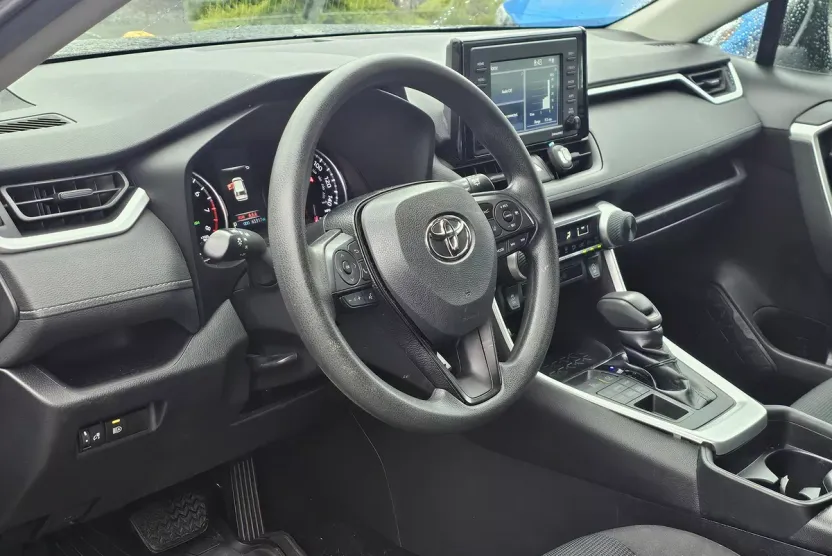 2021 Toyota RAV4 LE photo 1