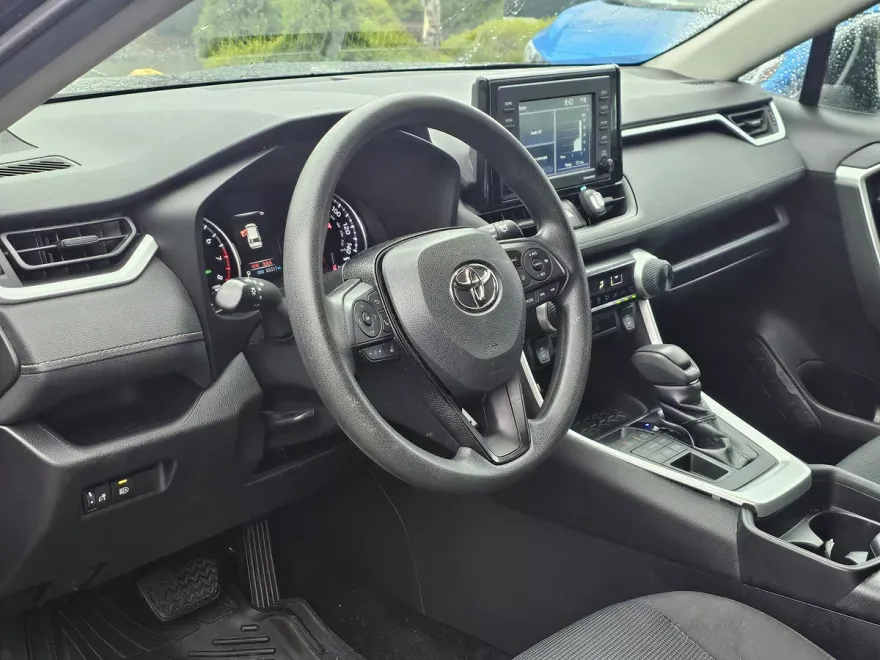 2021 Toyota RAV4 LE photo 1