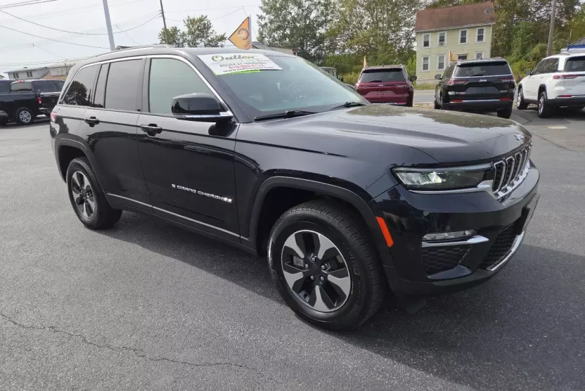 2023 Jeep Cherokee Base photo 1