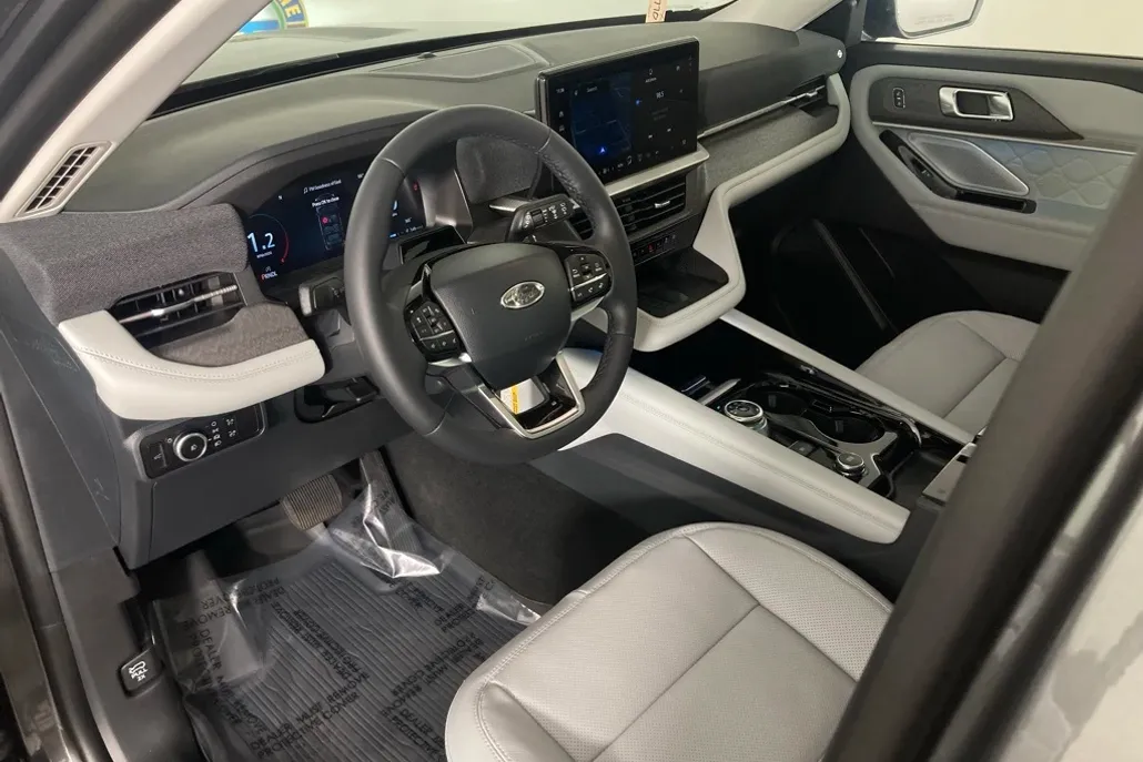2025 Ford Explorer Platinum photo 1