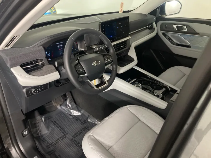 2025 Ford Explorer Platinum photo 1