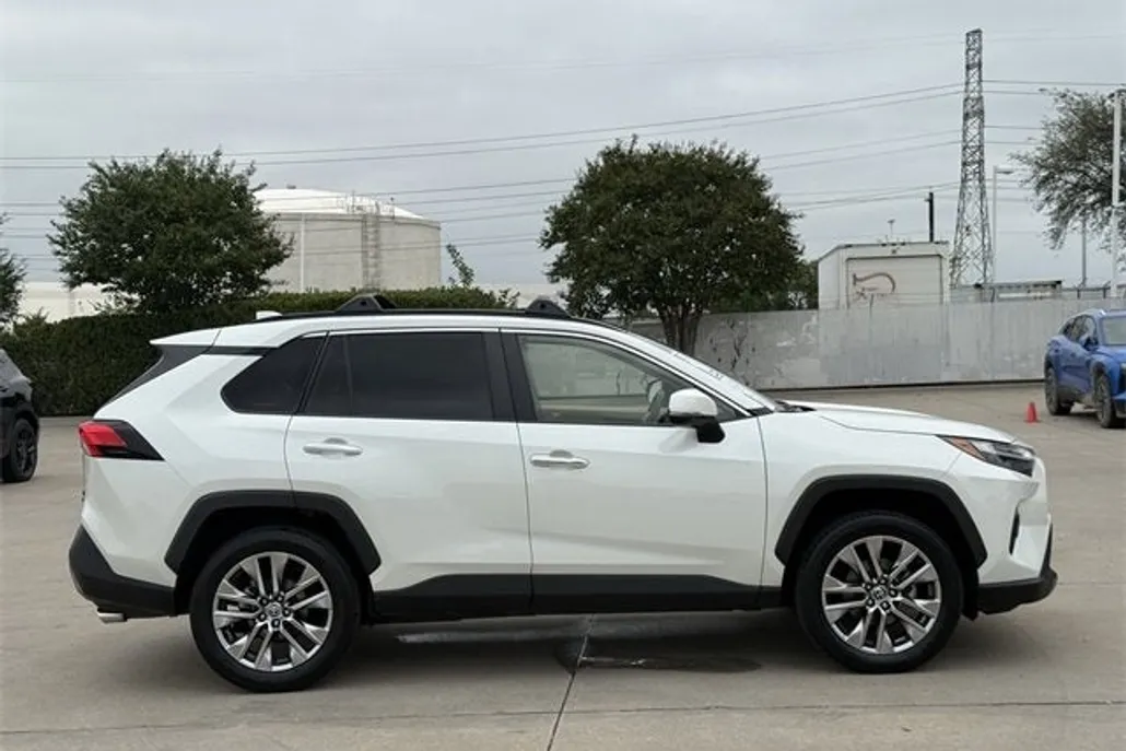 2022 Toyota RAV4 Limited photo 1