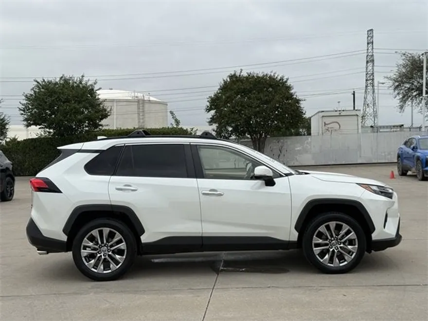 2022 Toyota RAV4 Limited photo 1