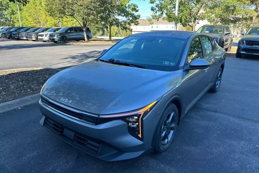 2025 Kia K4 LXS photo 1