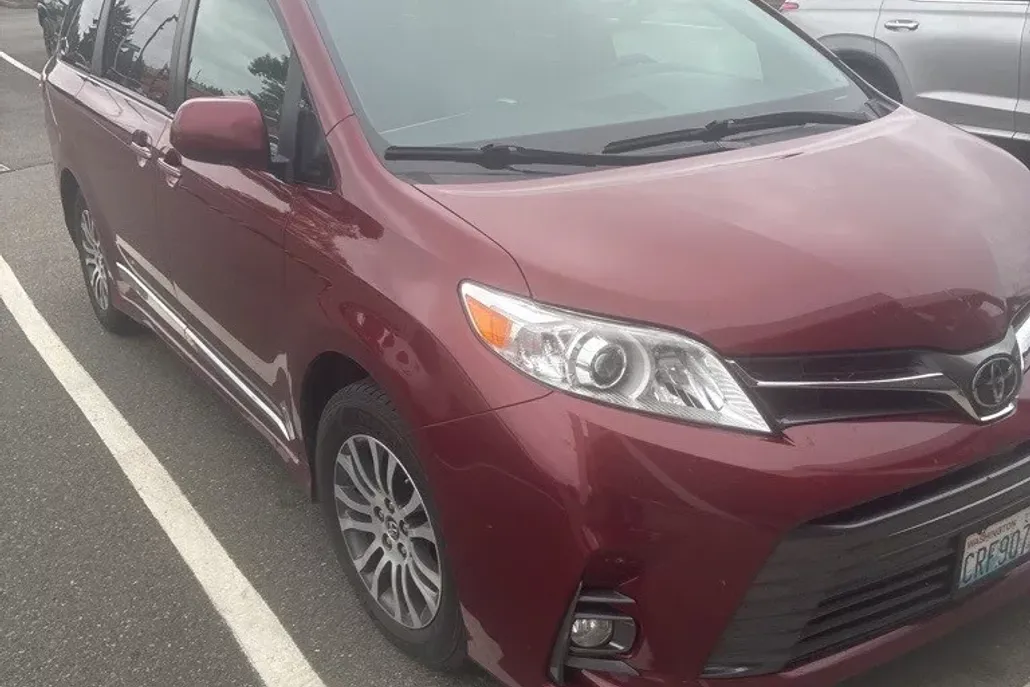 2020 Toyota Sienna XLE photo 1