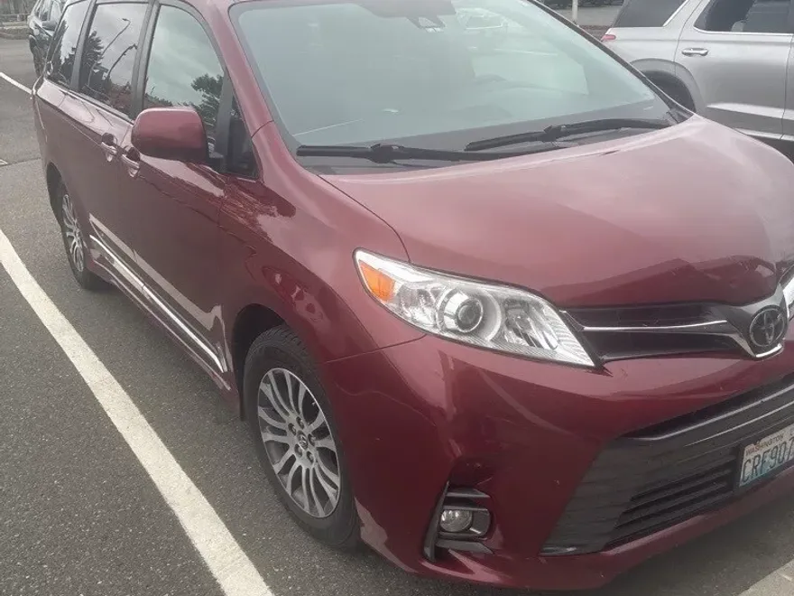 2020 Toyota Sienna XLE photo 1