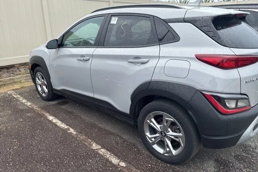 2022 Hyundai Kona SEL photo 1