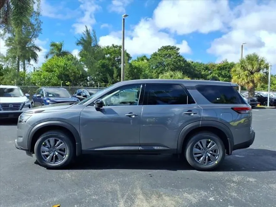 2025 Nissan Pathfinder S photo 1