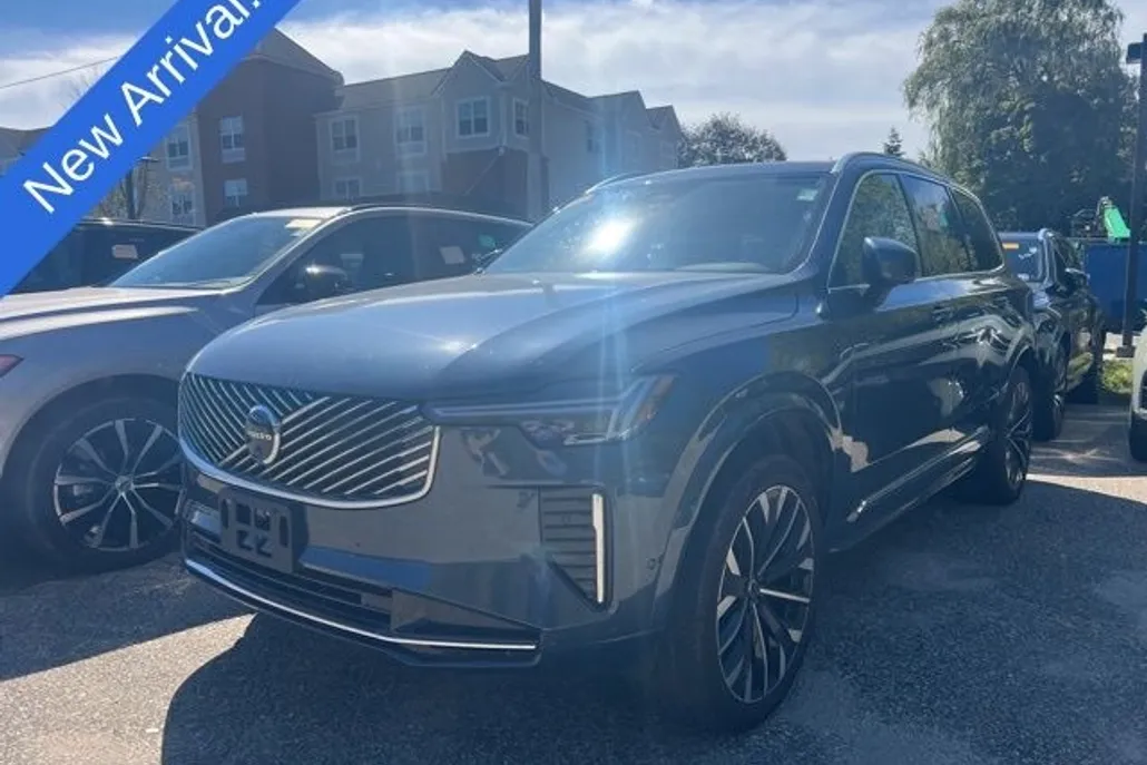 2025 Volvo XC90 B5 Plus photo 1