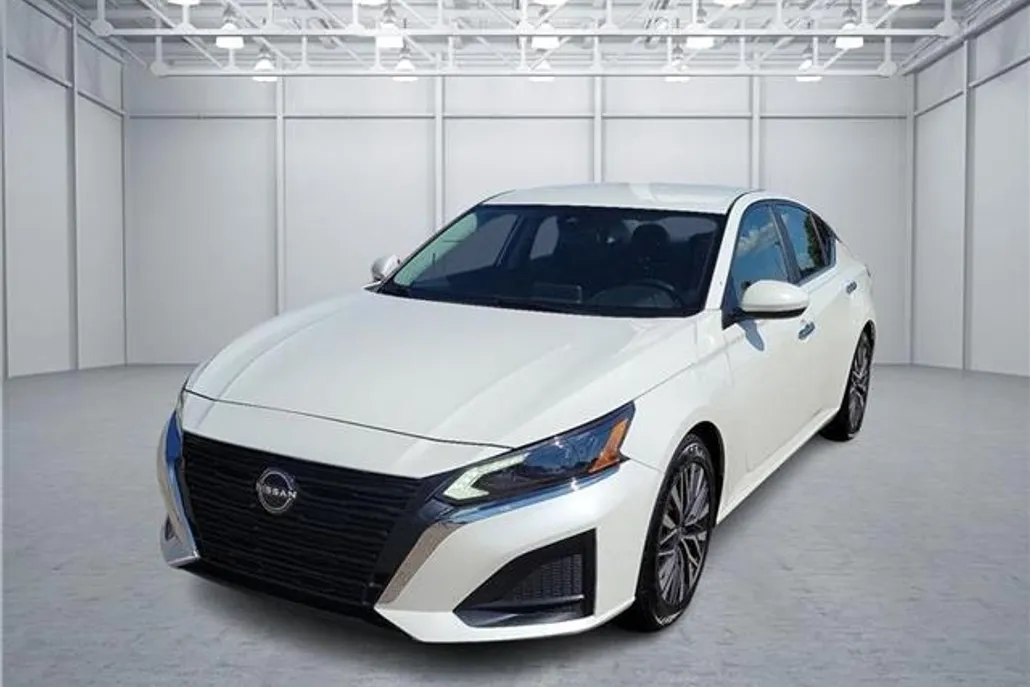 2023 Nissan Altima 2.5 SV photo 1