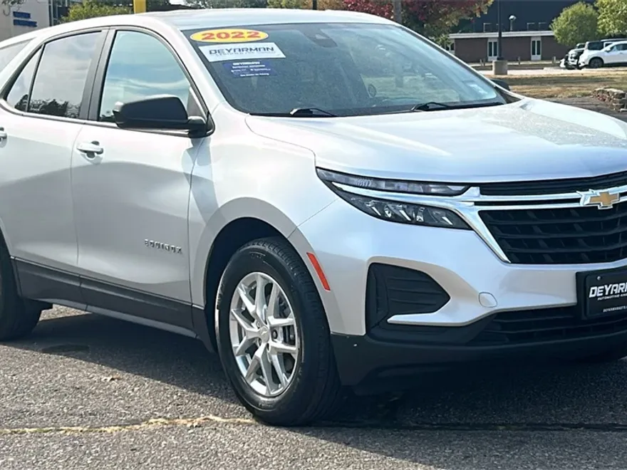 2022 Chevrolet Equinox LS photo 1