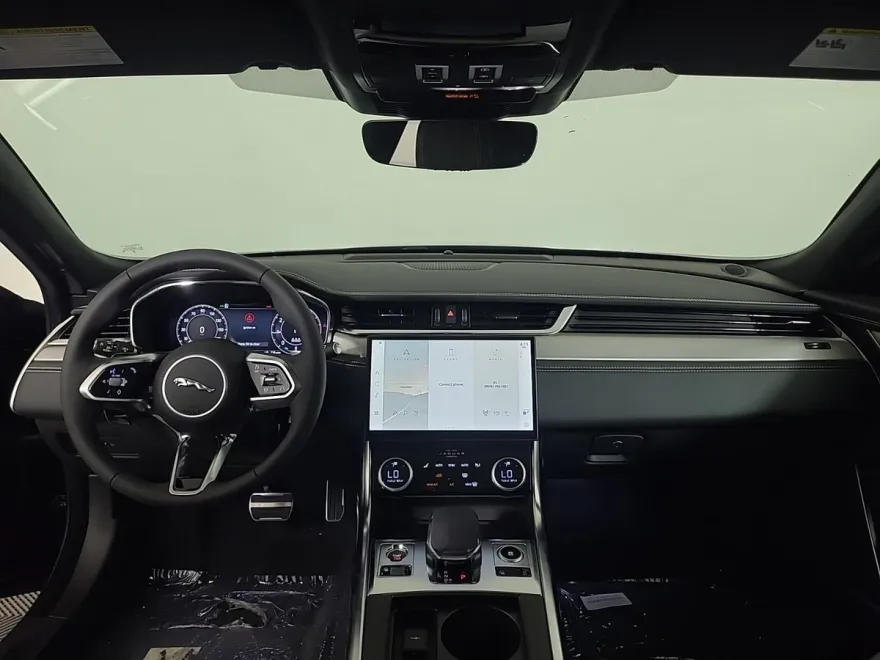 2024 Jaguar XF P250 R-Dynamic SE photo 4