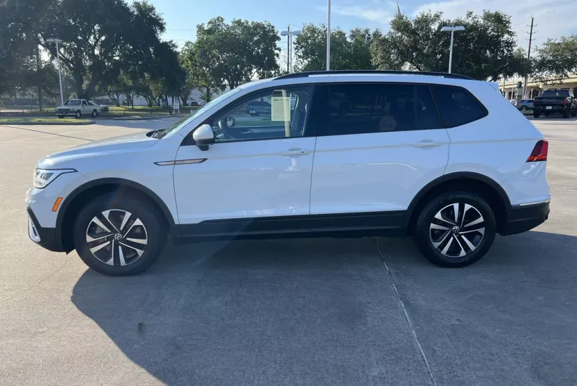 2022 Volkswagen Tiguan S photo 1