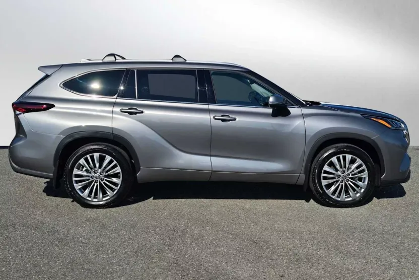 2025 Toyota Highlander Platinum photo 1