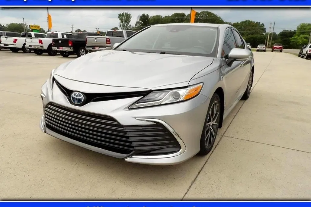 2024 Toyota Camry Hybrid XLE photo 1