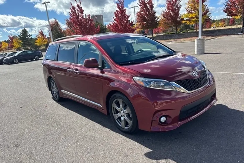 2017 Toyota Sienna SE photo 1