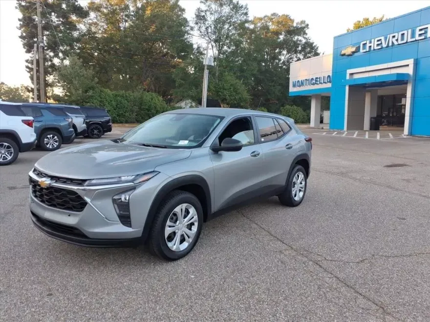 2024 Chevrolet Trax LS photo 1