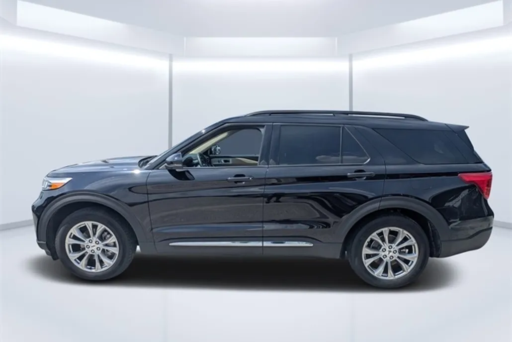 2023 Ford Explorer XLT photo 1
