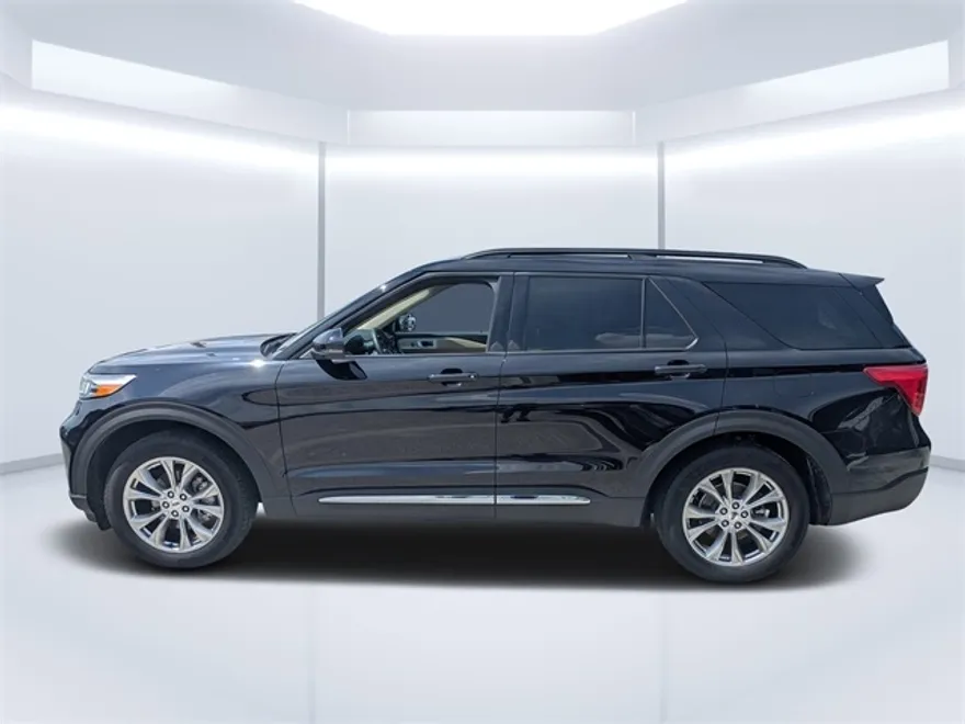 2023 Ford Explorer XLT photo 1