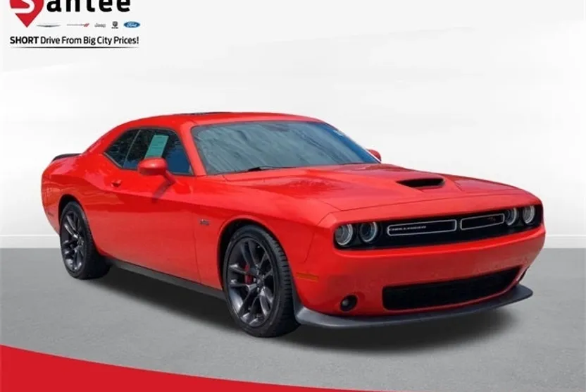 2023 Dodge Challenger R/T photo 1