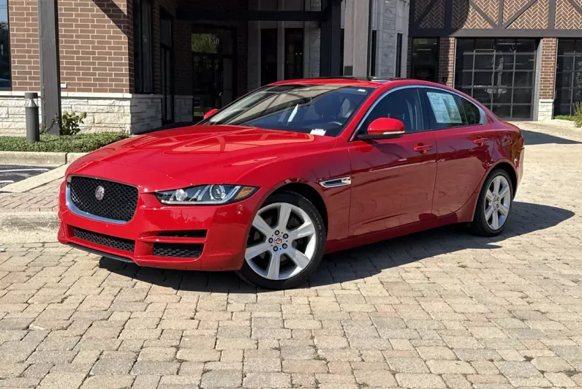 2018 Jaguar XE Premium photo 1