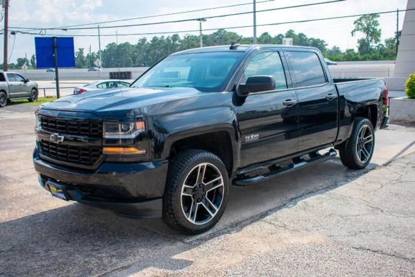 2018 Chevrolet Silverado Custom photo 1