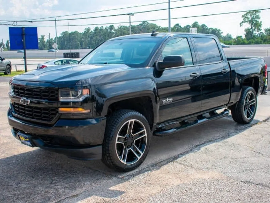 2018 Chevrolet Silverado Custom photo 1