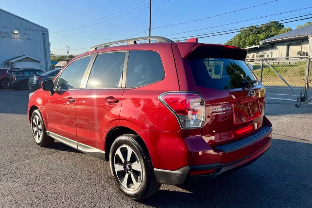 2017 Subaru Forester 2.5i Premium photo 1
