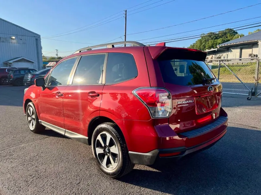 2017 Subaru Forester 2.5i Premium photo 1