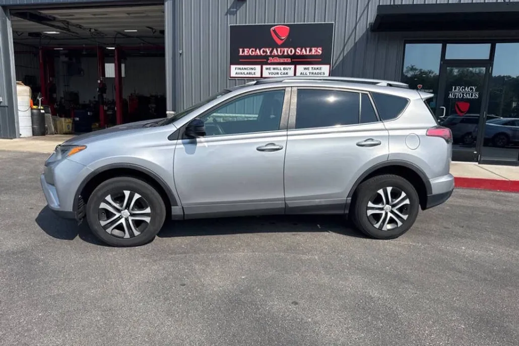 2017 Toyota RAV4 LE photo 1