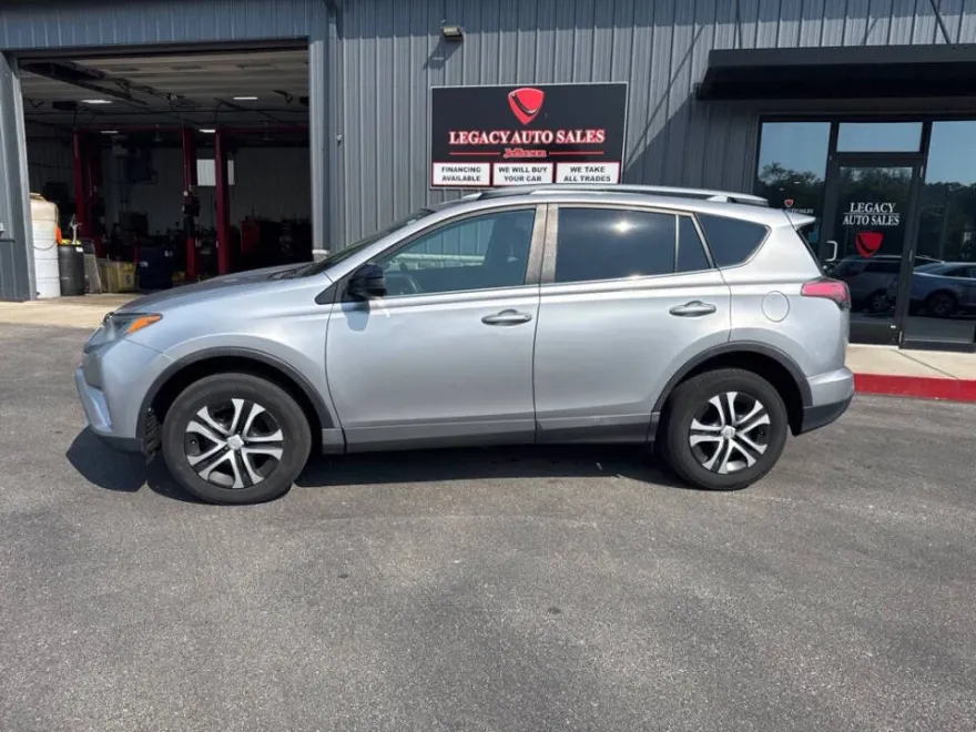 2017 Toyota RAV4 LE photo 1