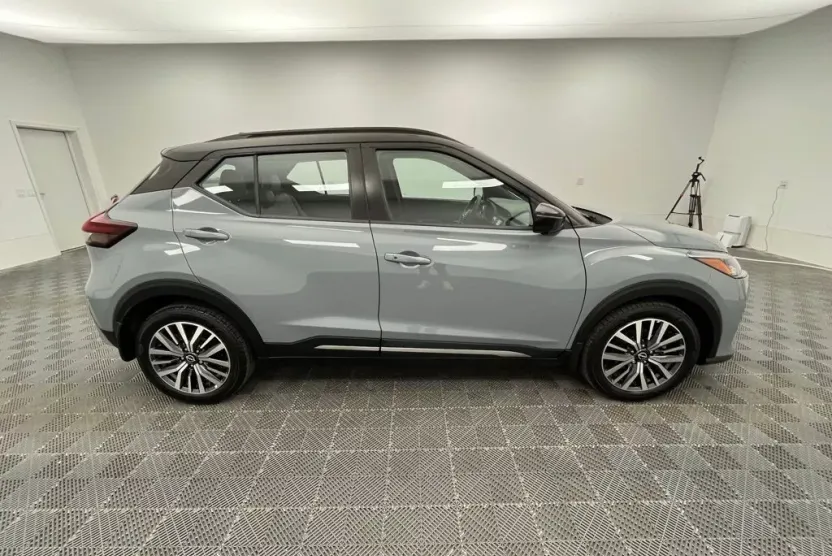 2023 Nissan Kicks SR photo 1
