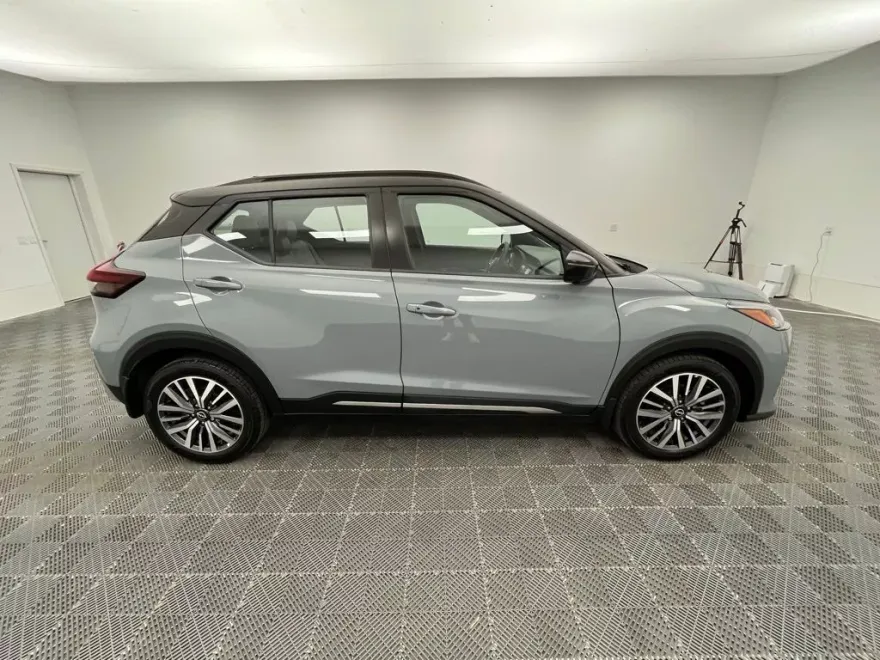 2023 Nissan Kicks SR photo 1