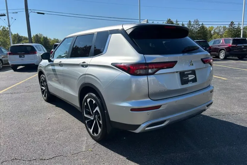 2023 Mitsubishi Outlander SE photo 1