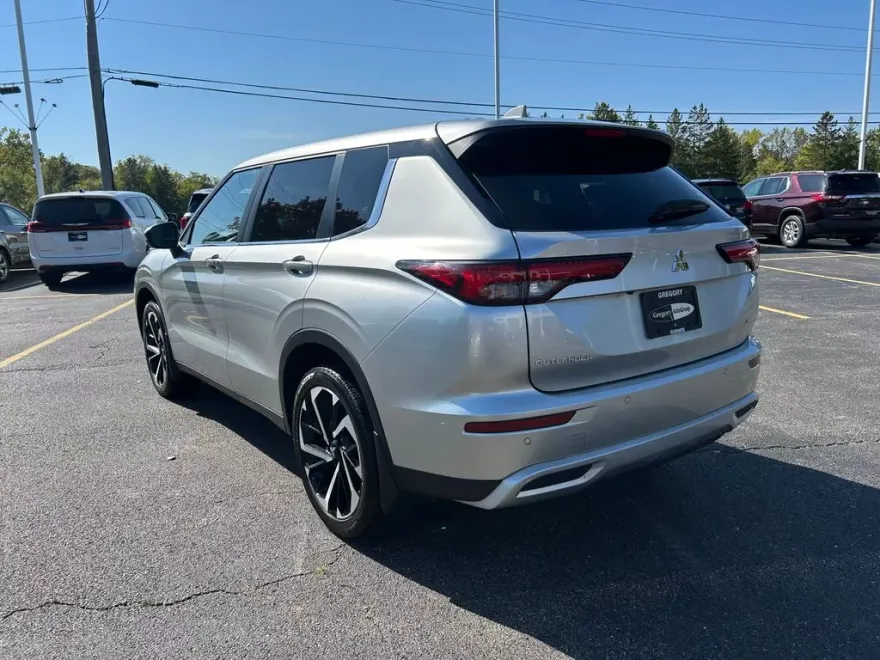 2023 Mitsubishi Outlander SE photo 1