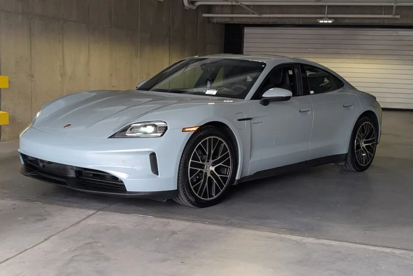 2025 Porsche Taycan photo 1