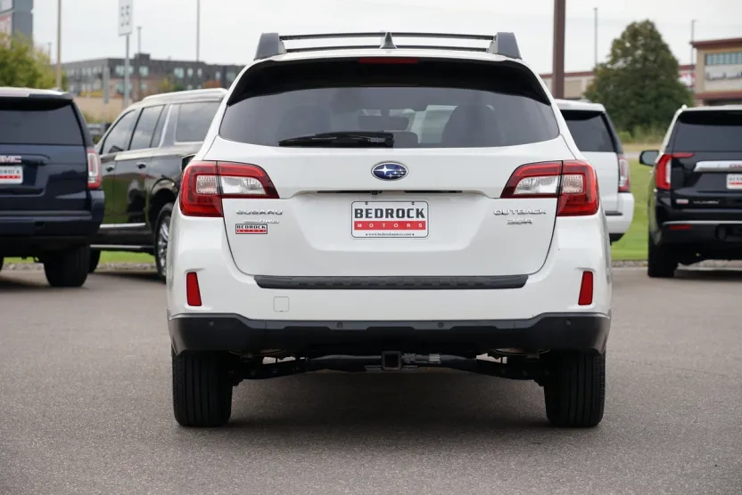 2017 Subaru Outback 3.6R Limited photo 1