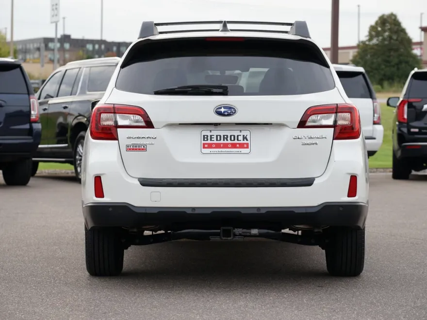 2017 Subaru Outback 3.6R Limited photo 1