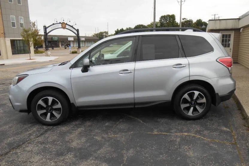 2017 Subaru Forester Limited photo 1