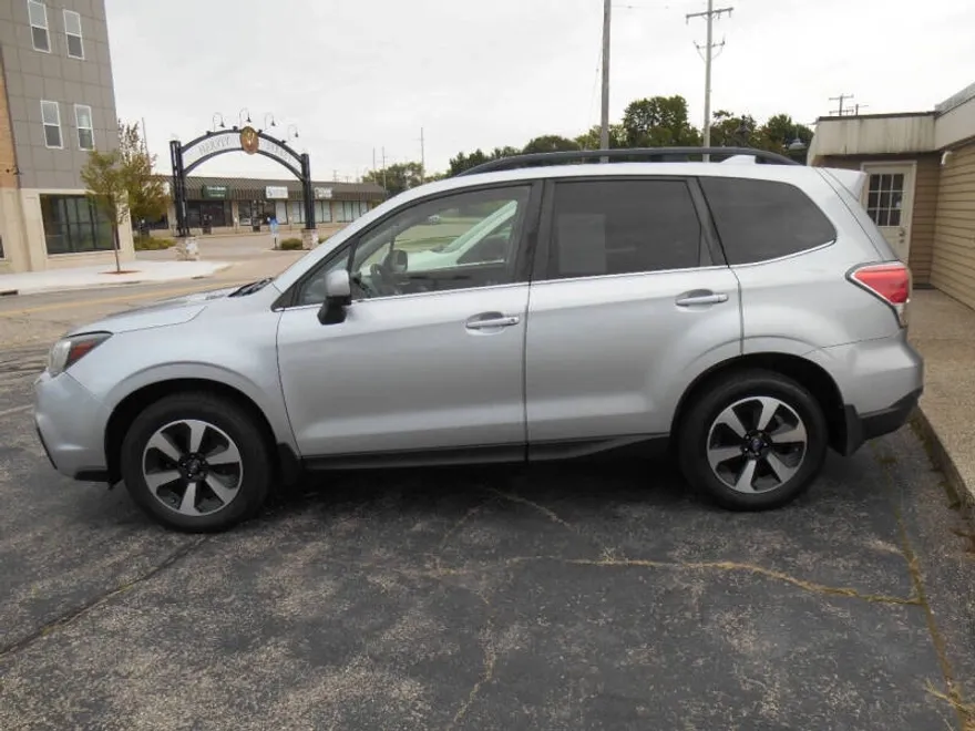 2017 Subaru Forester Limited photo 1
